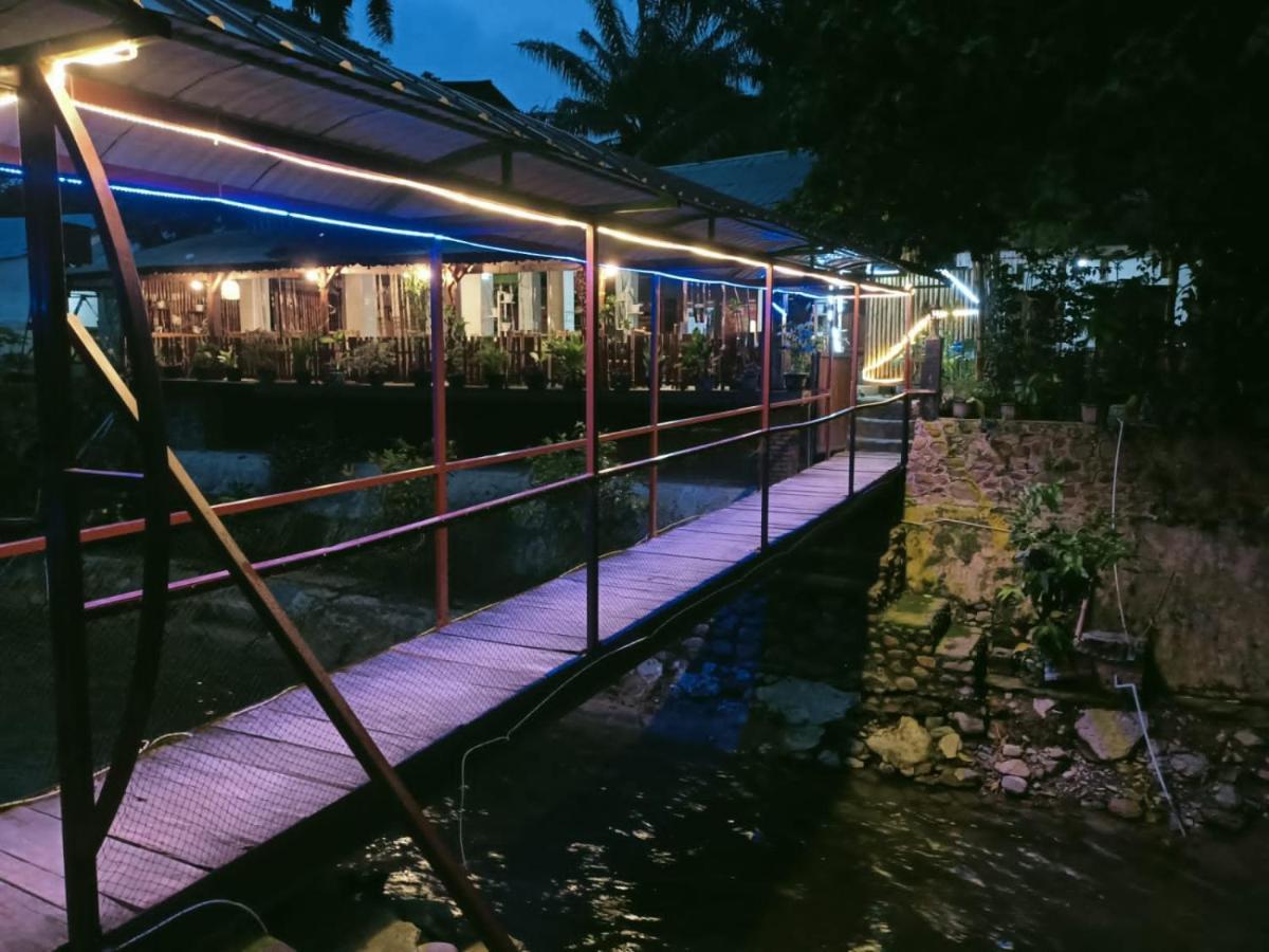 Brown Bamboo Guest House & Trekking Bukit Lawang Exteriör bild