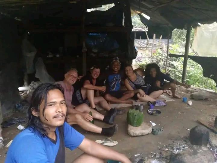 Brown Bamboo Guest House & Trekking Bukit Lawang Exteriör bild