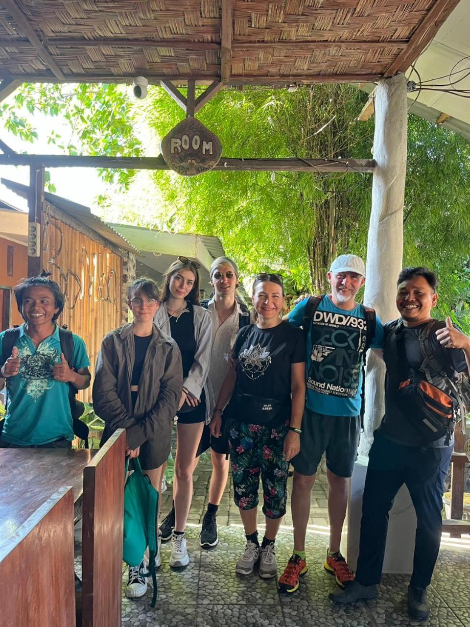 Brown Bamboo Guest House & Trekking Bukit Lawang Exteriör bild