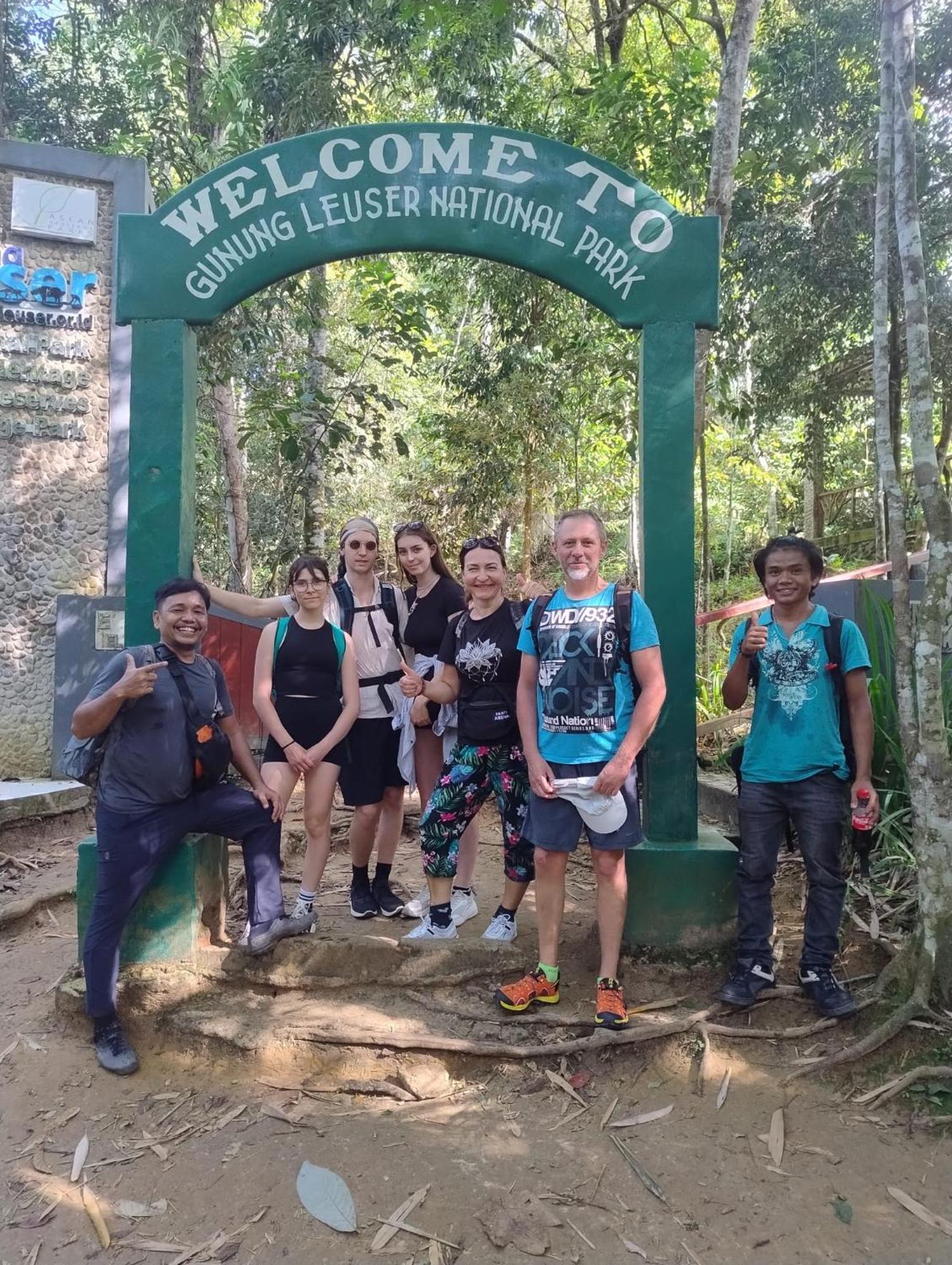 Brown Bamboo Guest House & Trekking Bukit Lawang Exteriör bild