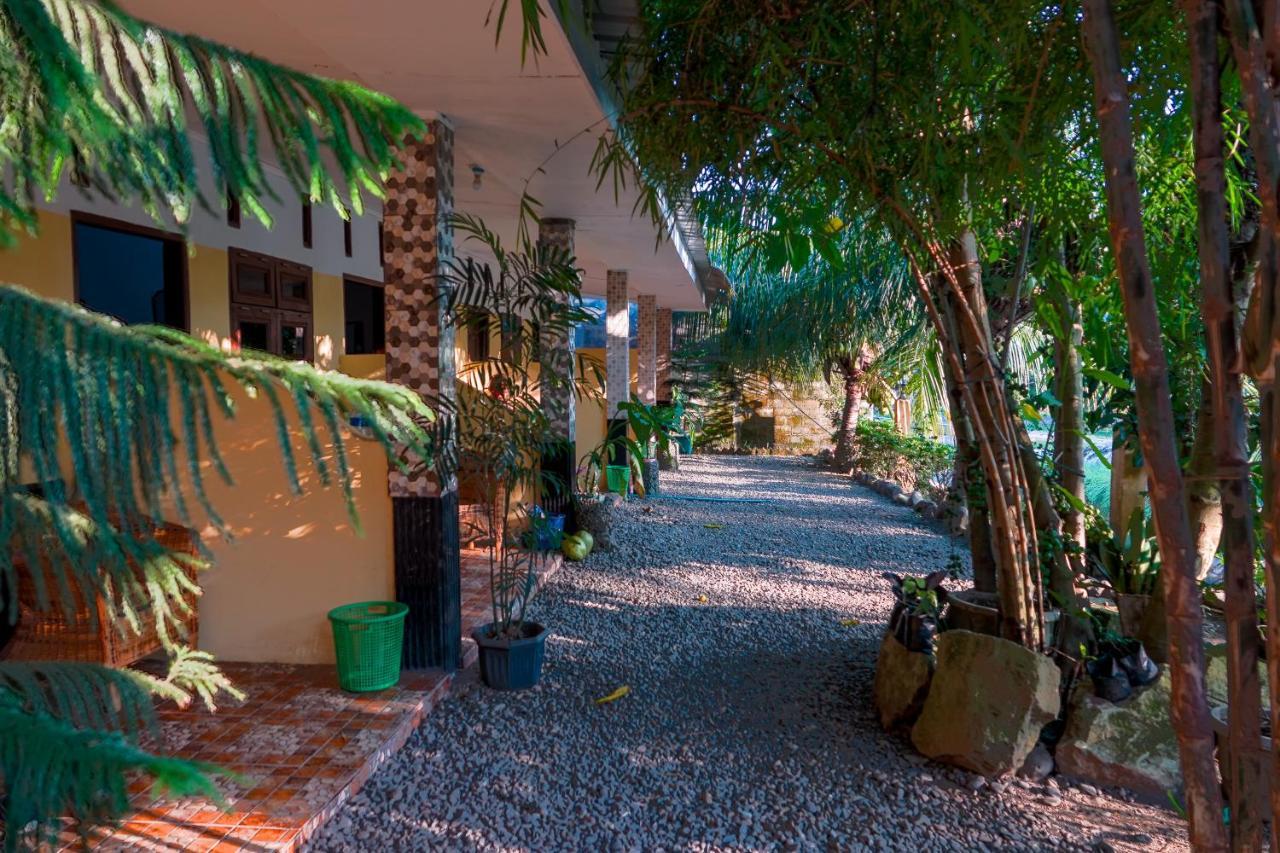 Brown Bamboo Guest House & Trekking Bukit Lawang Exteriör bild